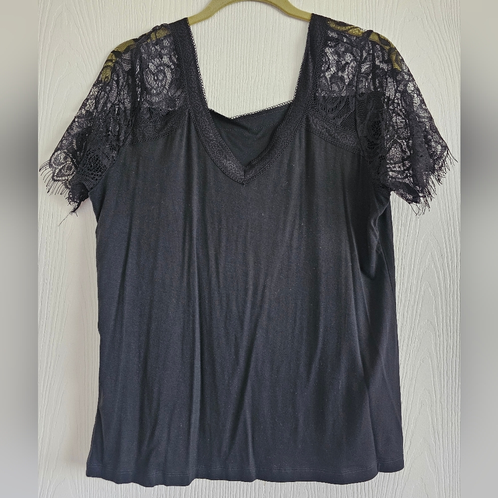 Scalloped laces short sleeve v neck